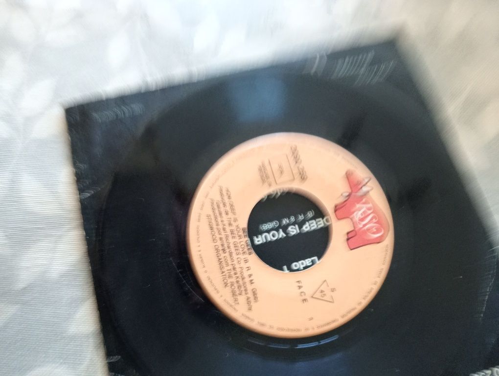Vinil de singles dos Bee Gees c/ How deep is your love
