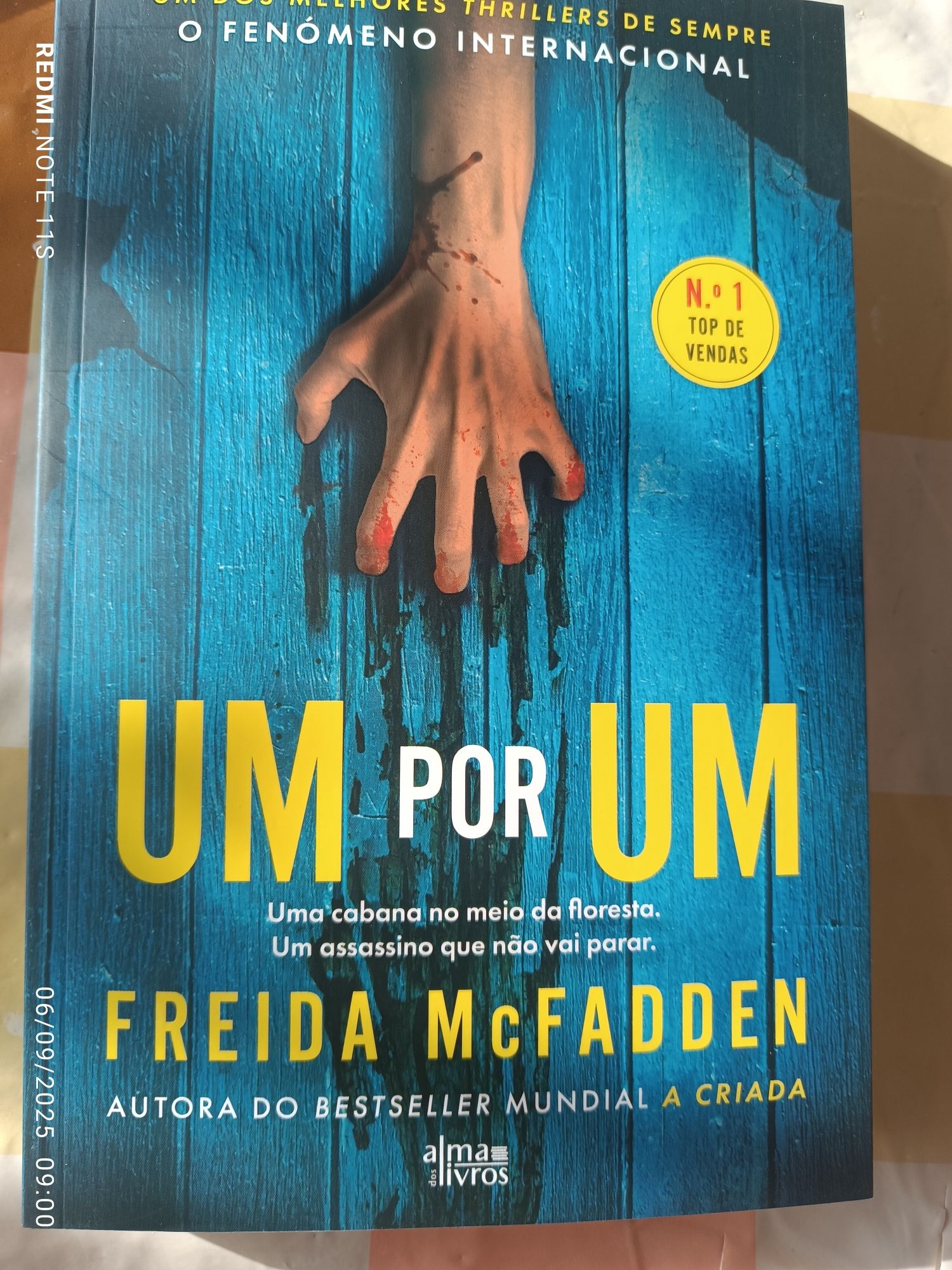 Livro NOVO UM POR UM da FREIDA McFADDEN