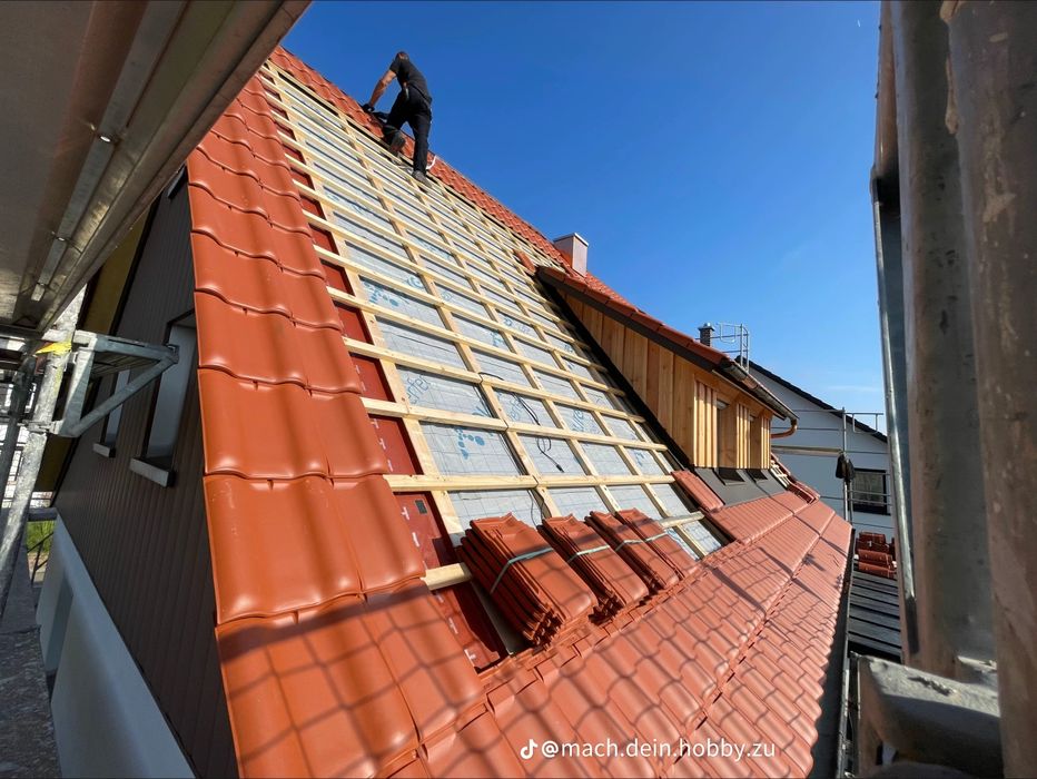 Blachodachówkę przykręca się do łat wkrętami, a także łączy ze sobą po