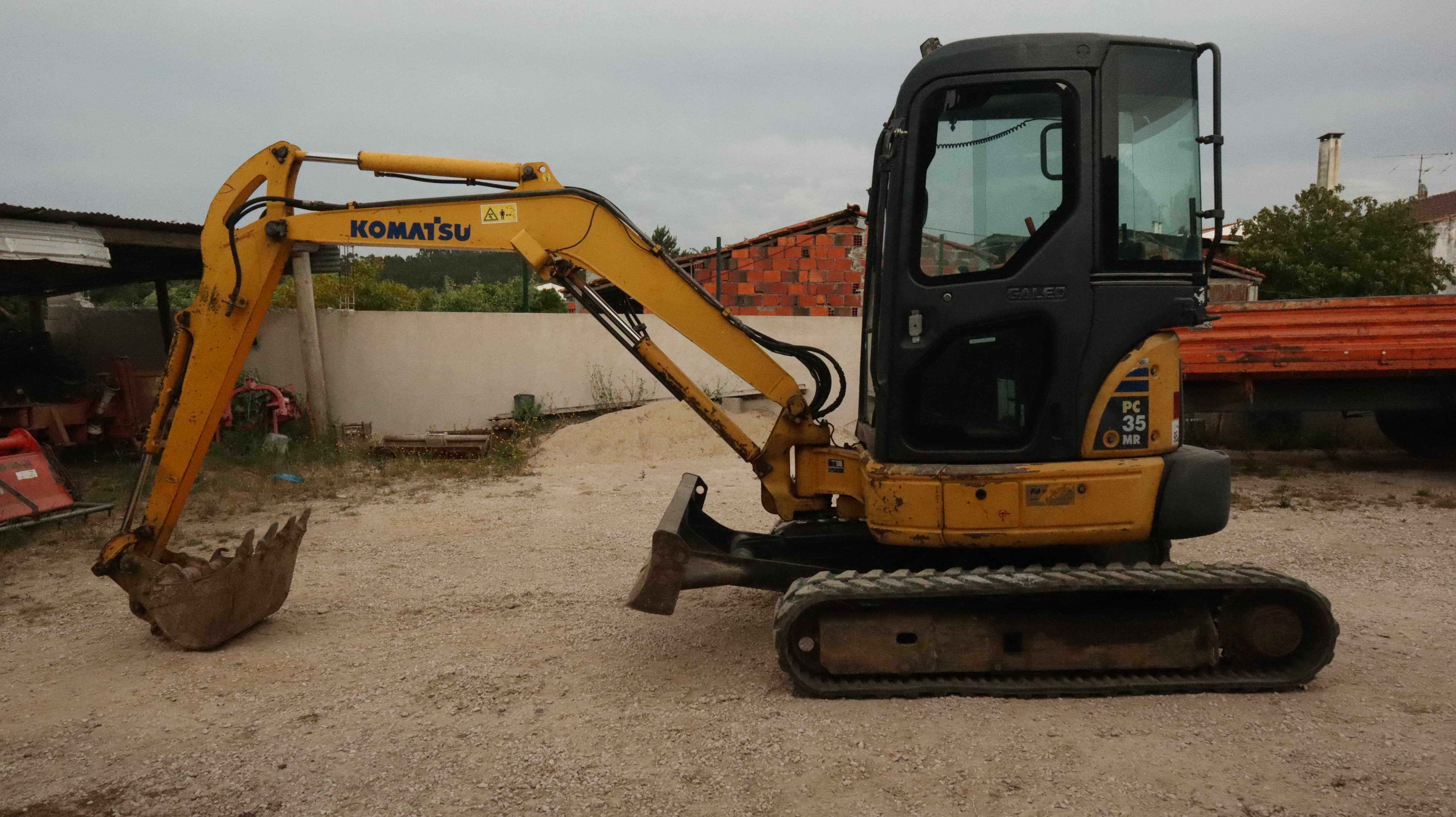 Komatsu PC35 MR muito bom estado.