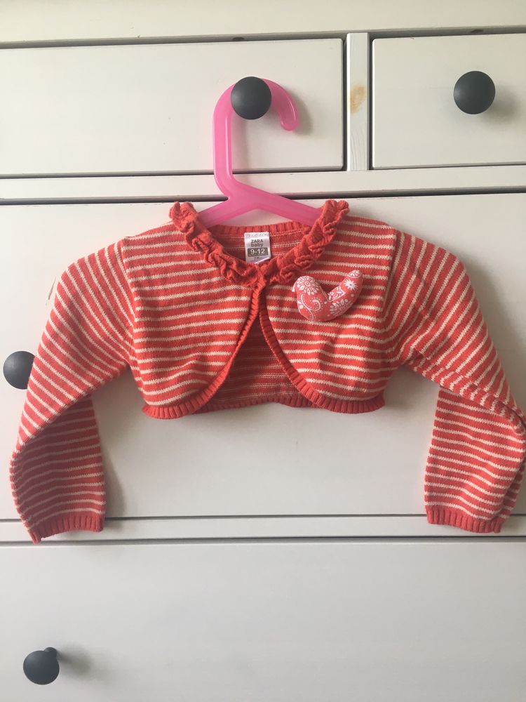 Zara Sweterek bolerko koralowo-kremowe z kurką 78 cm 9-12 M-cy