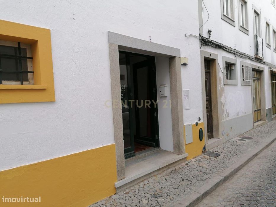 Espaço para arrendamento destinado a comercio e serviços com 34 m2.