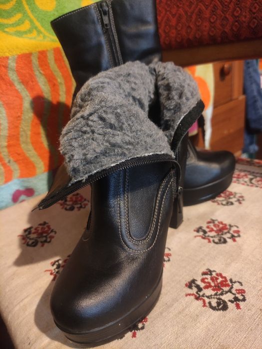 Зимове жіноче взуття, розмір 37-38