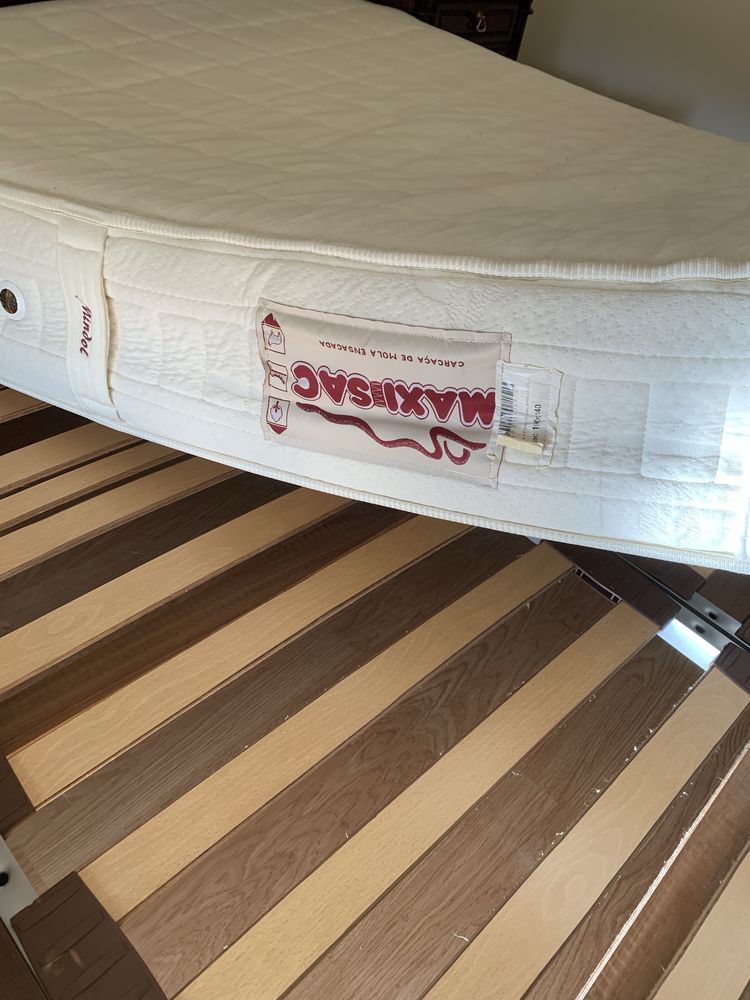 Cama de casal em mogno