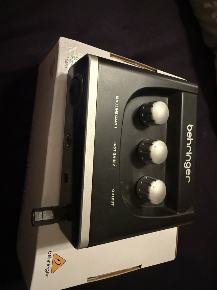Behringer U-Phoria UM2