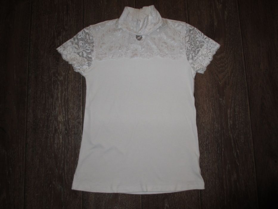 Трикотажная школьная блузочка-футболка с гипюром