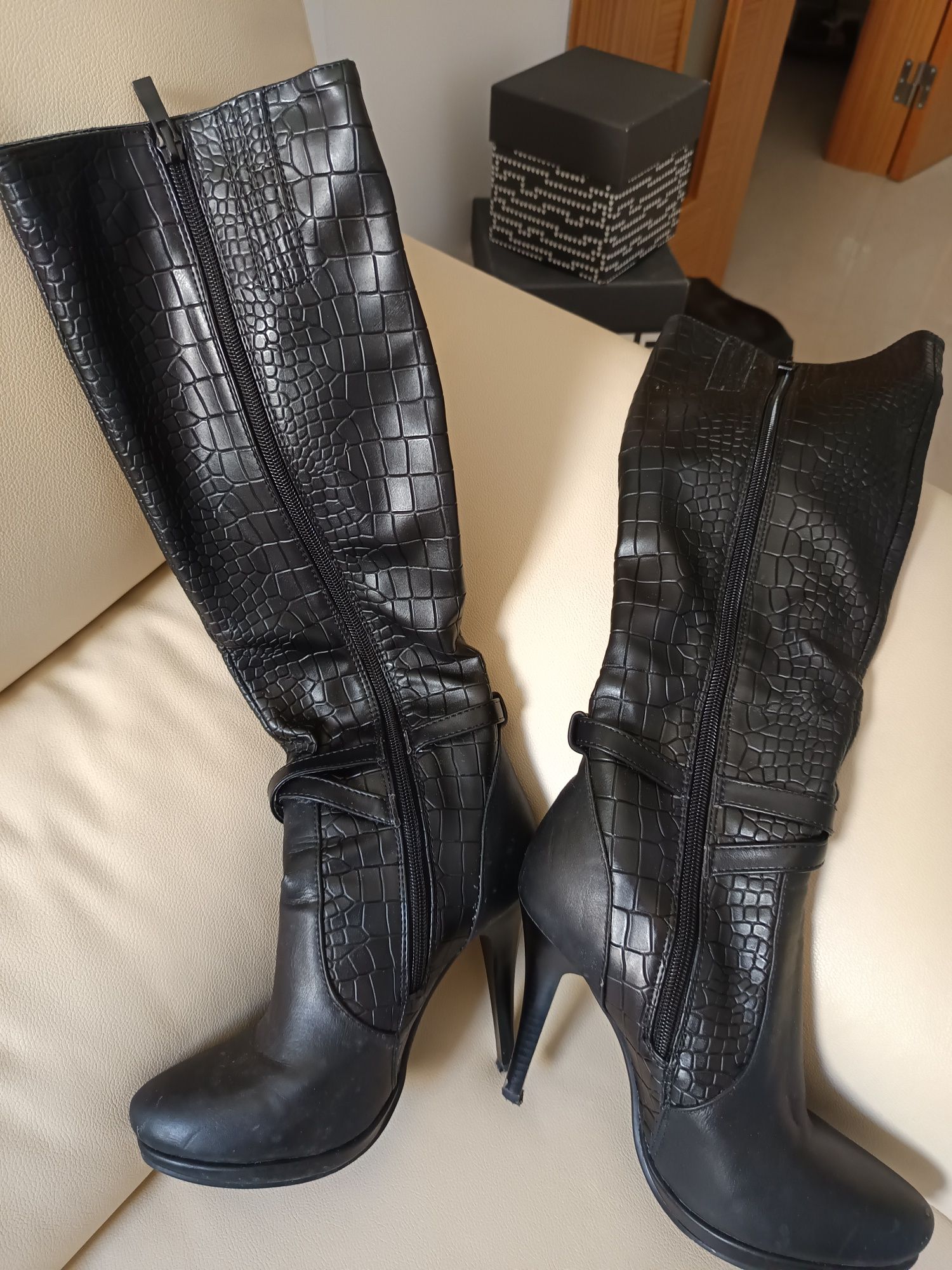Par de botas preto em pele