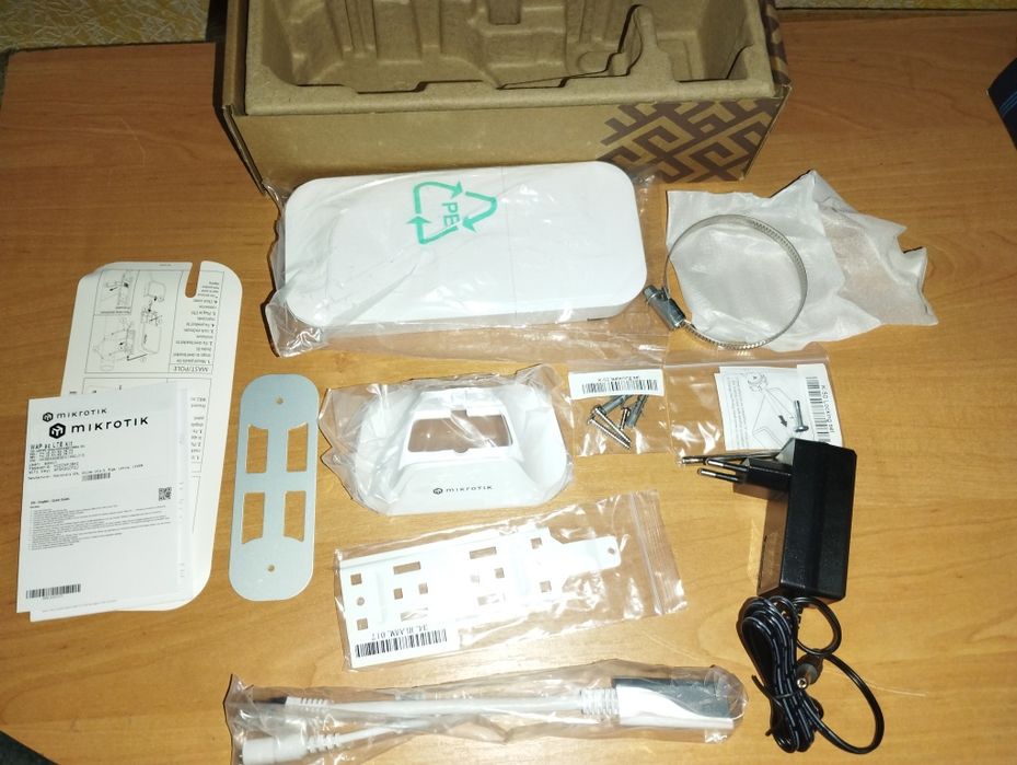 Точка доступу (роутер) MikroTik wAP ac LTE kit 2024 (wAPGR-5HacD2HnD&E