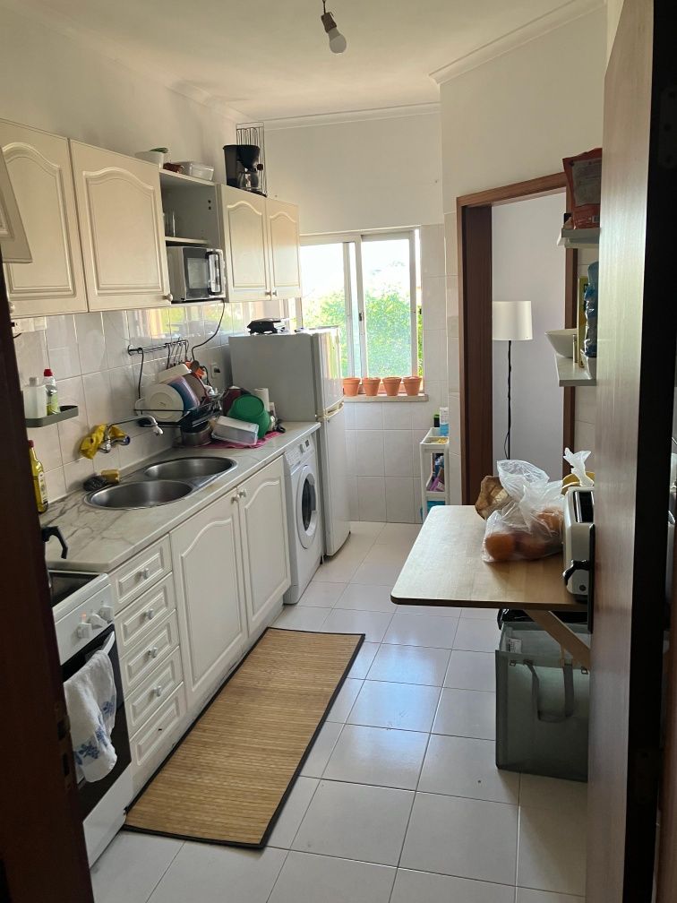 Quarto mobilado para estudante em Queijas (particular)
