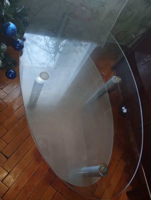 Стеклянный стол, скляний стіл