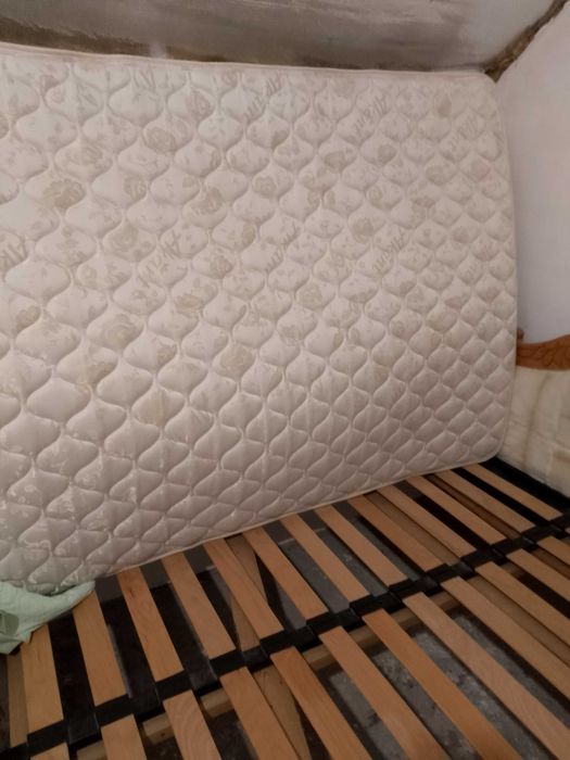 Ліжко ручної роботи з матрацом і догмами