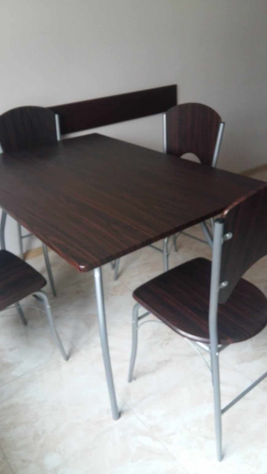 Stół z  czterema krzesłami