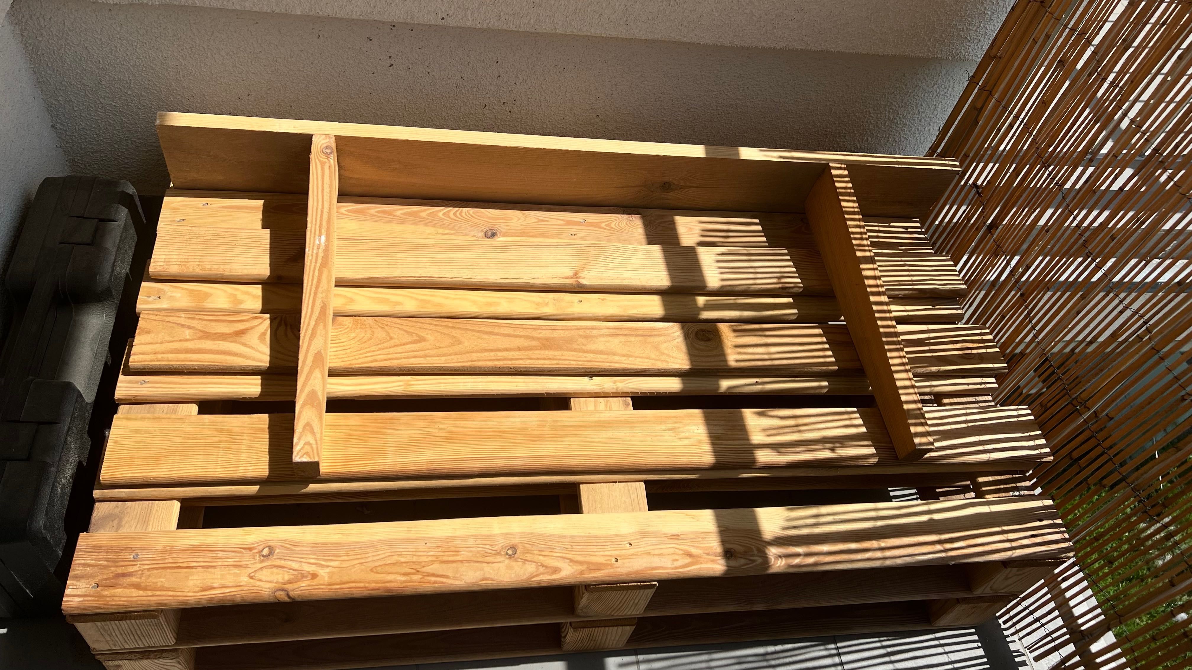 Ławka z palet na balkon poduszki gratis meble ogrodowe drewniane