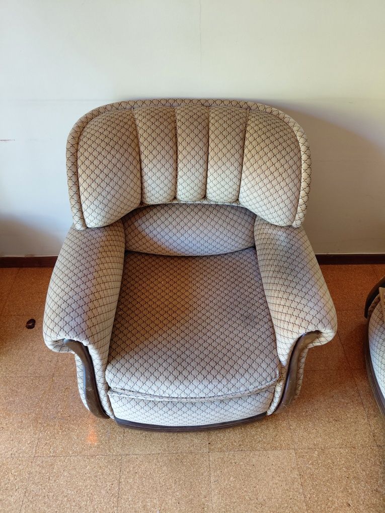 Conjunto de sofá cama e duas poltronas