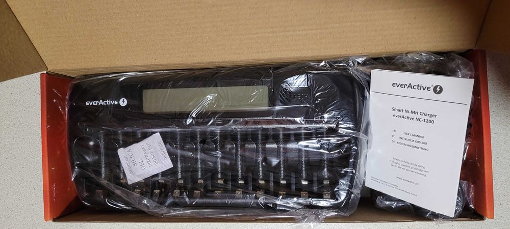 Зарядное устройство для аккумуляторов АА, ААА на 12 слотов