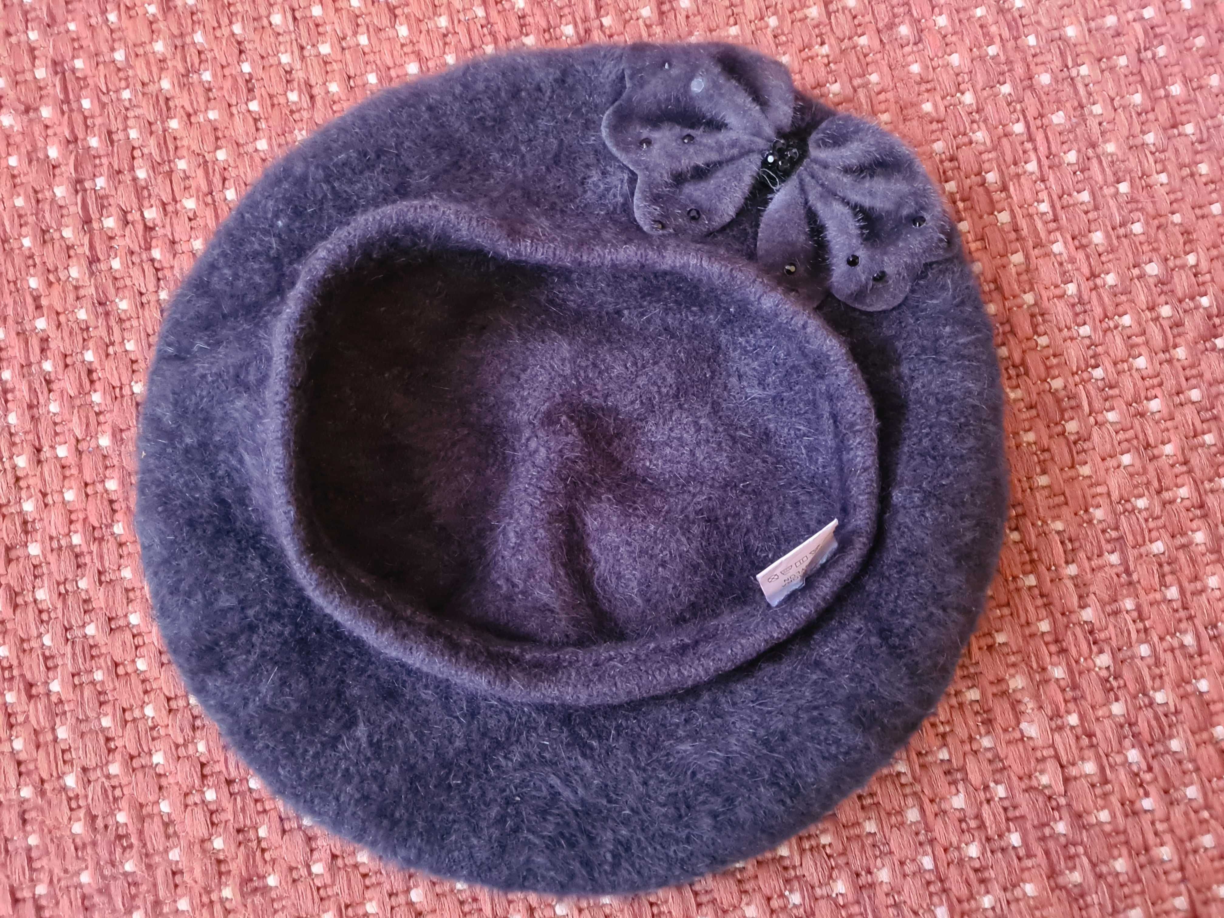 NOWY, elegancki beret z aplikacją; angora/nylon, ciemny grafit, polski