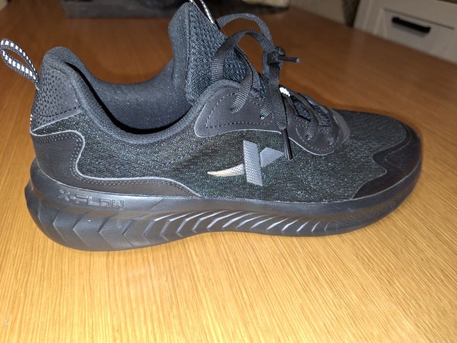 Продам, новые мужские, кроссовки ,лето, лёгкие-прочные.,стелька-28,5