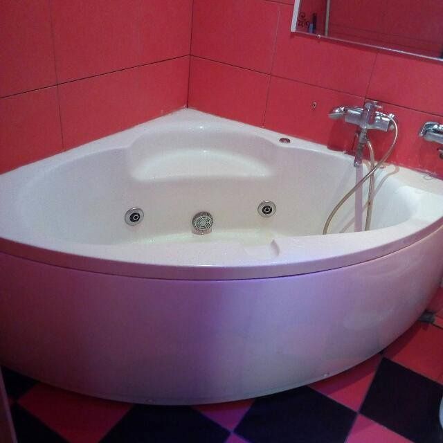 Подобово погодинно 2 кім квартира 6 місць Джакузі вода завжди 1 поверх