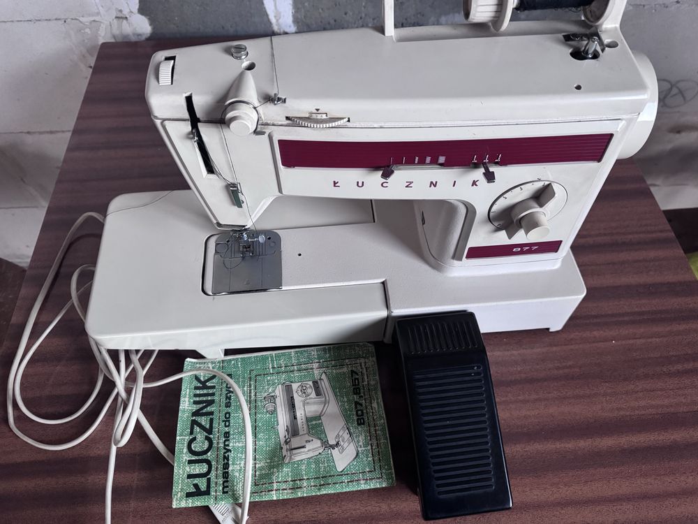 Maszyna do szycia Łucznik model  877 z lat 80