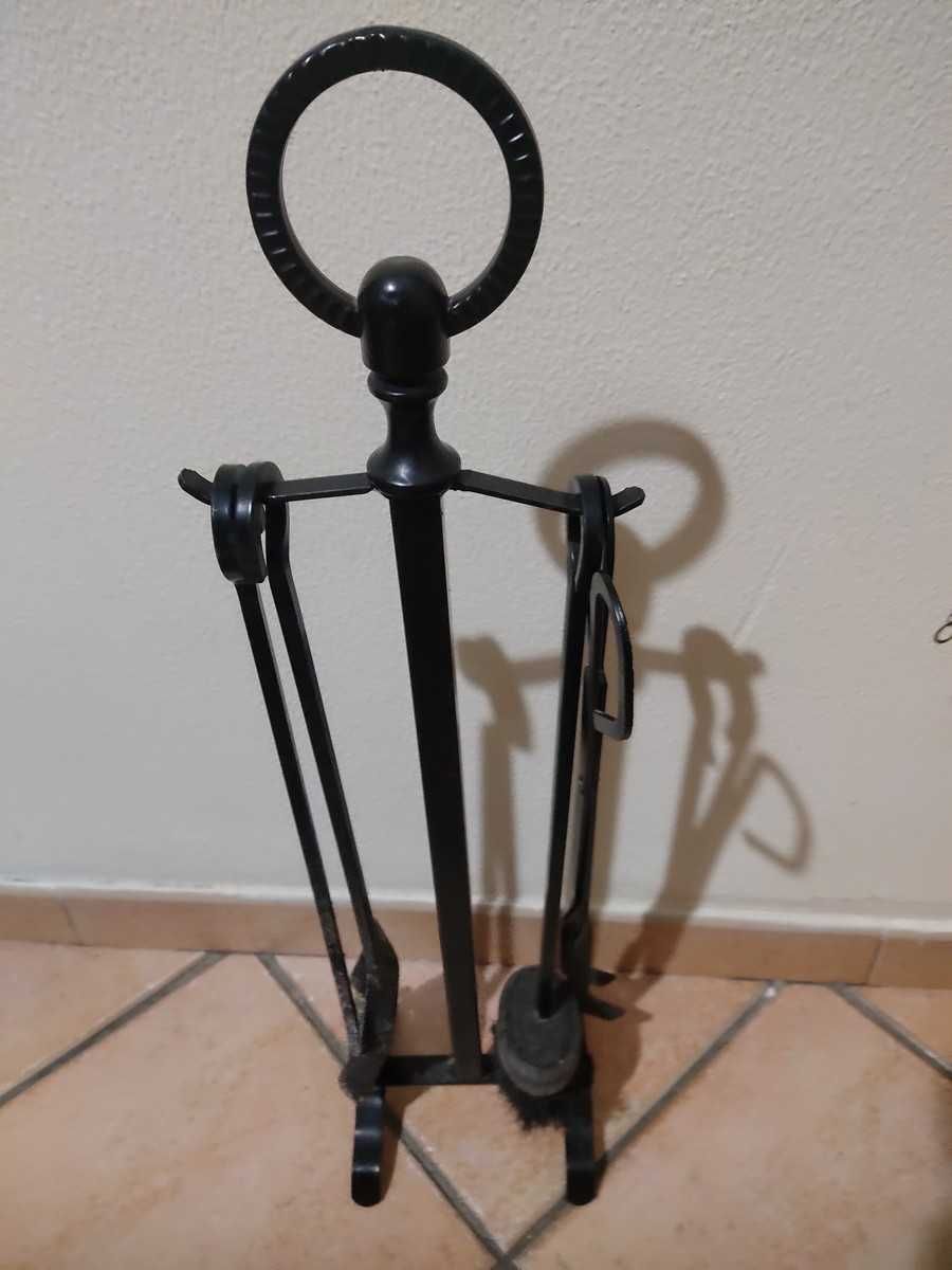 Acessórios para lareira, em preto, com suporte