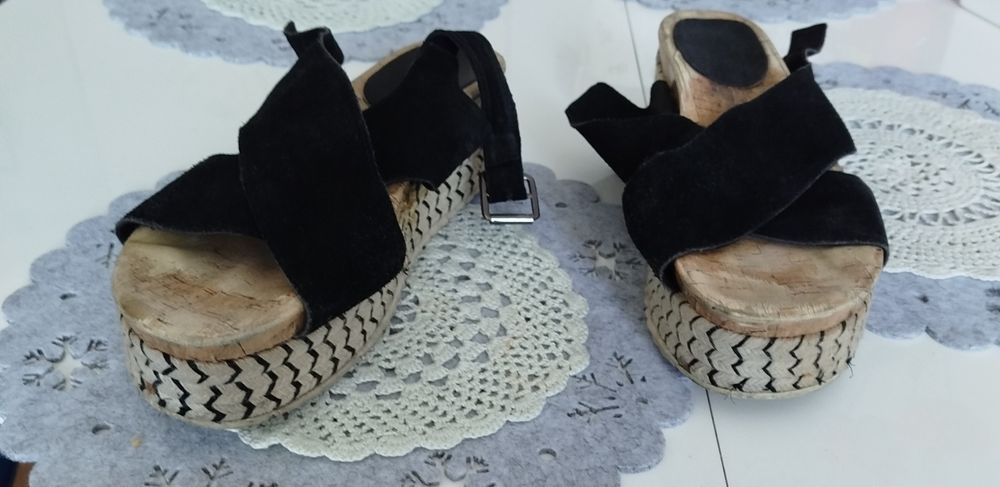 Sandały damskie na koturnie szerokie. Rozmiar 39