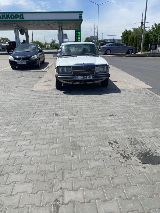 Запчастини Mercedes 123 різні двигуни