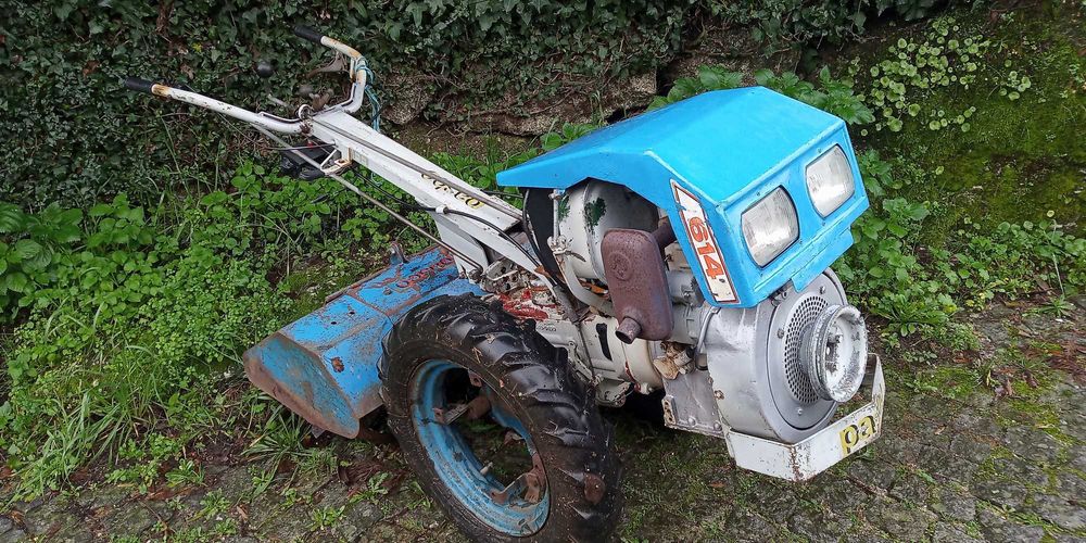 Trator motocultivador e fresa