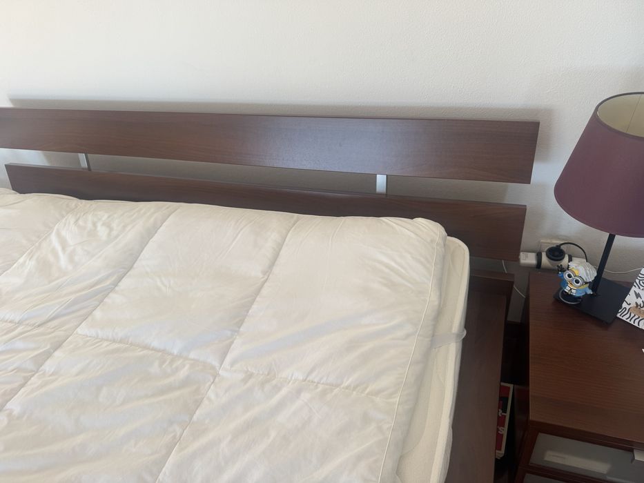 Cama King size e 2 mesas de cabeceira