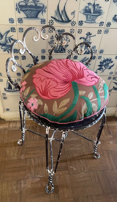 Cadeira em ferro com almofada decorativa