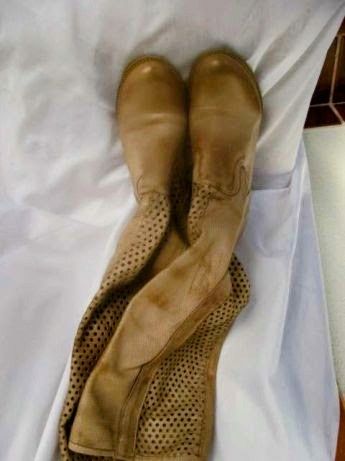 Botas lindas camel em pele manchada com furinhos