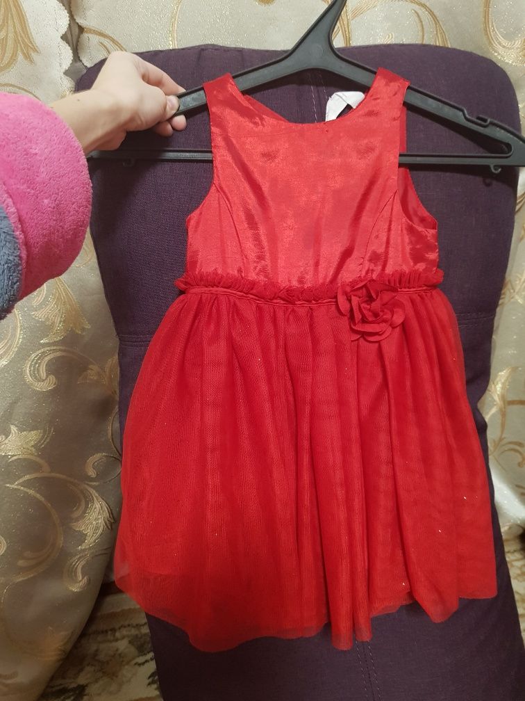 Красное праздничное платье