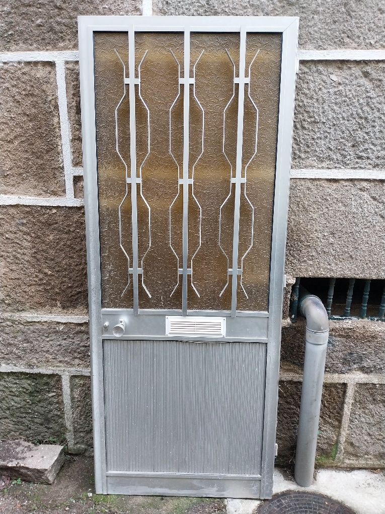 Porta aluminio cinza com vidro