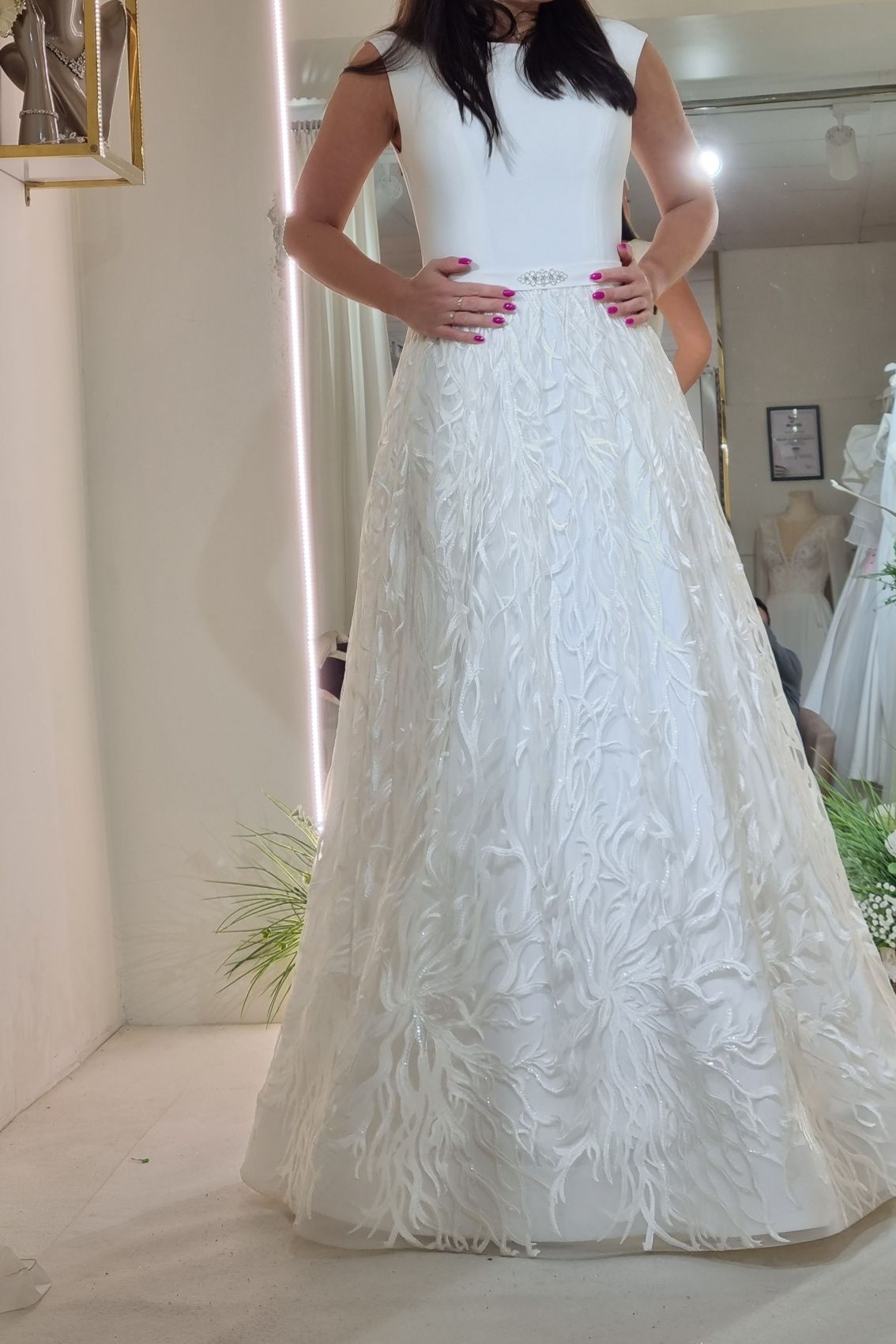 Piękna suknia ślubna ze zdobioną spódnica