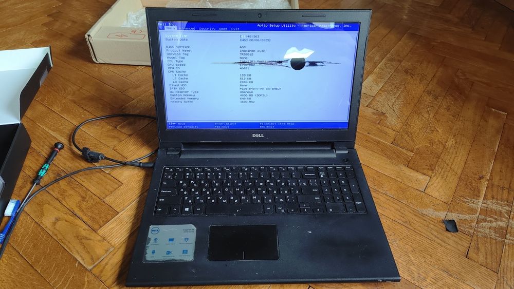 Dell Inspiron 15 / Pentium 3558U / 4GB ddr3 / Intel HD Graphics