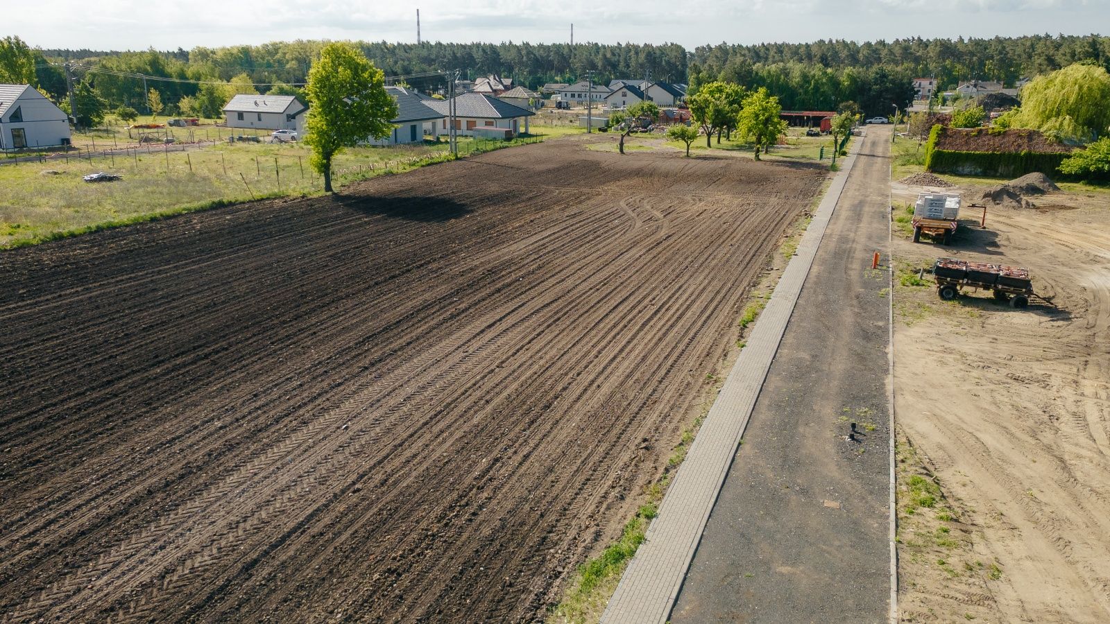 Uzbrojone działki budowlane z kanalizacją, wodą i drogą –  w cenie !!!