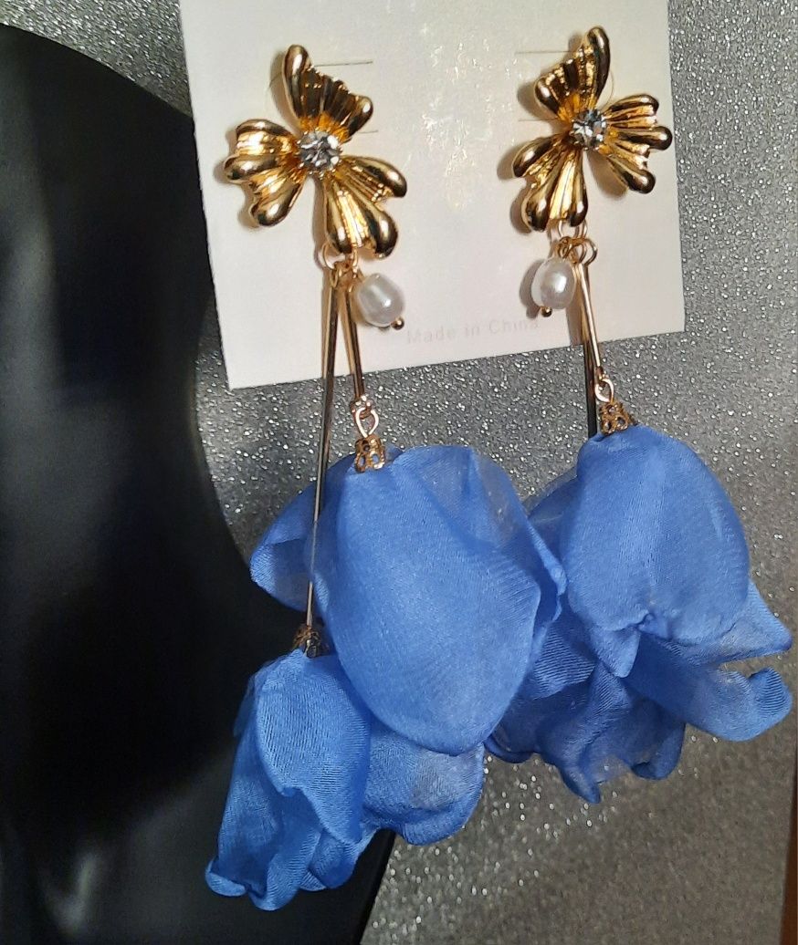 Kolczyki złoty kwiatuszek perełką i płatki jedwabne błękitne