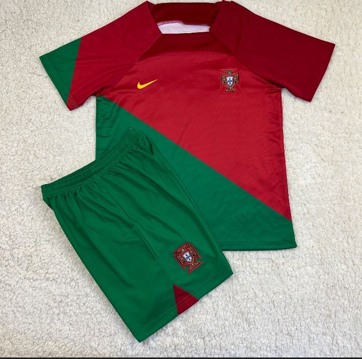 Детская футбольная форма сборной Португалии 2023 (основная).