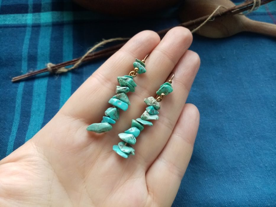 Kolczyki z naturalnym howlitem. Styl boho