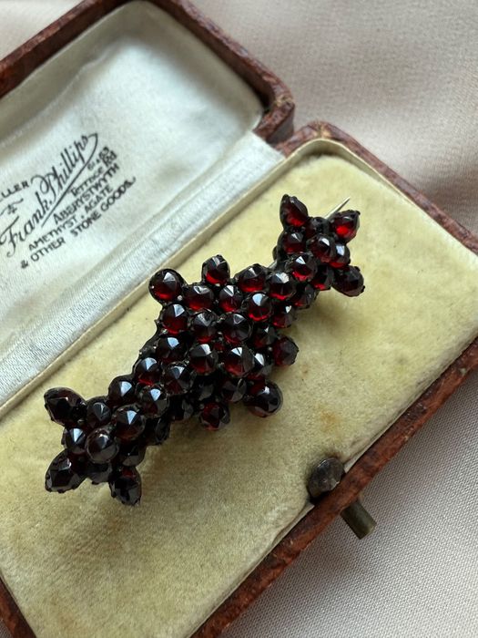 Bardzo stara broszka z granatami