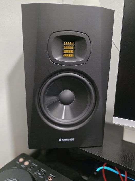 Coluna monitor Adam t7v