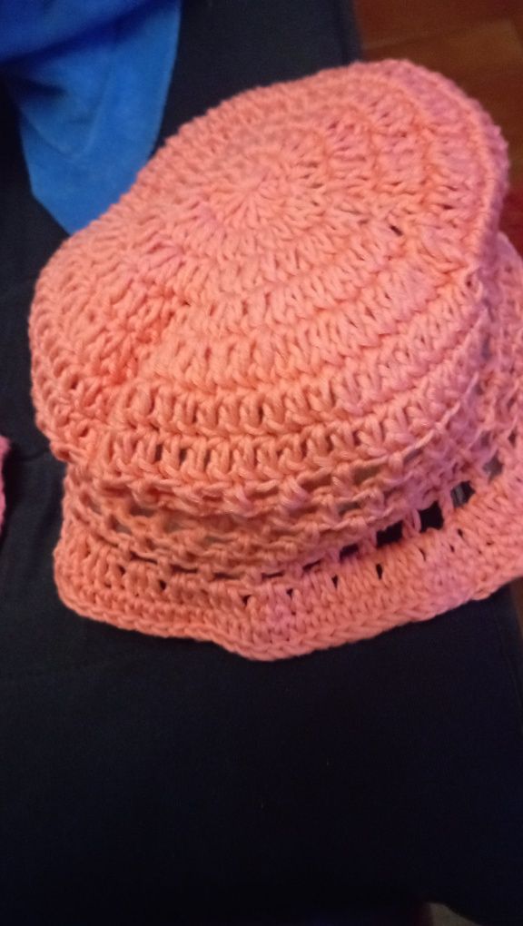 Chapéus e boinas em crochet, feito a mão