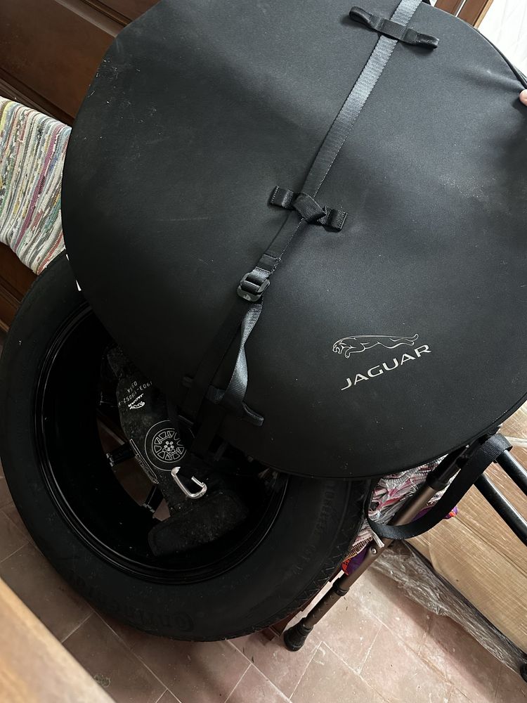 Pneu suplente I-Pace Jaguar com capa novo