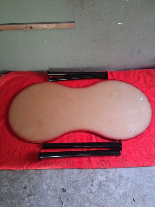 Secretária IKEA vermelha em forma de amendoim