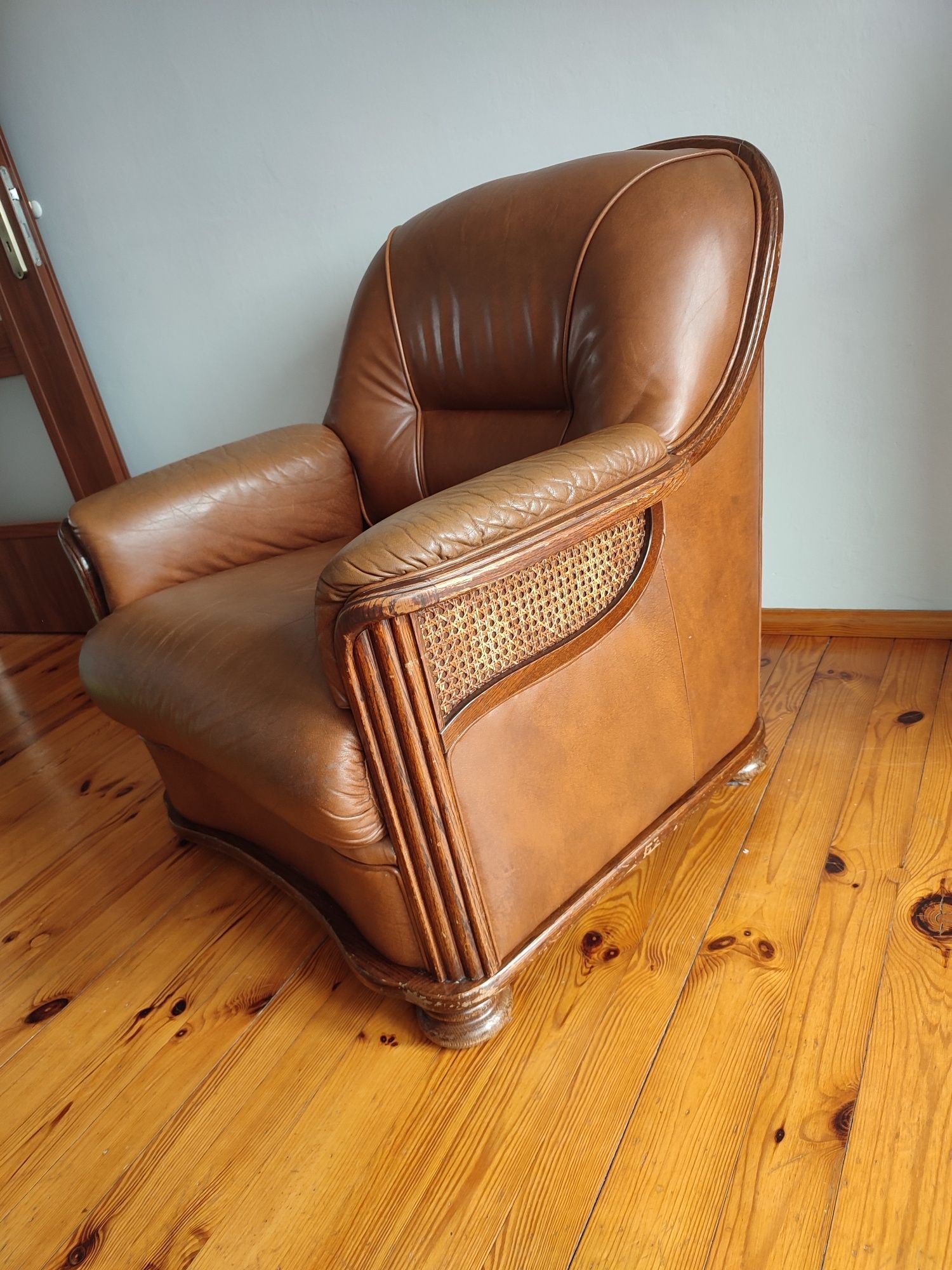 Fotel drewniany skórzany