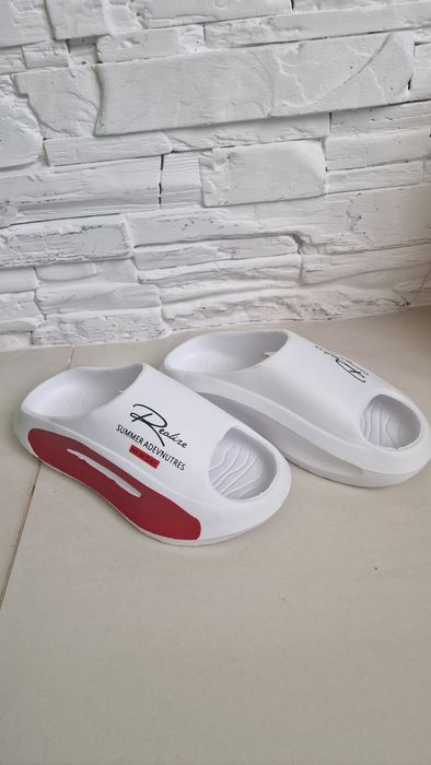 Śliczne białe klapki