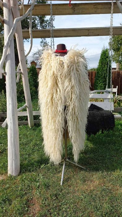 Гуня з овчини ,жилетка