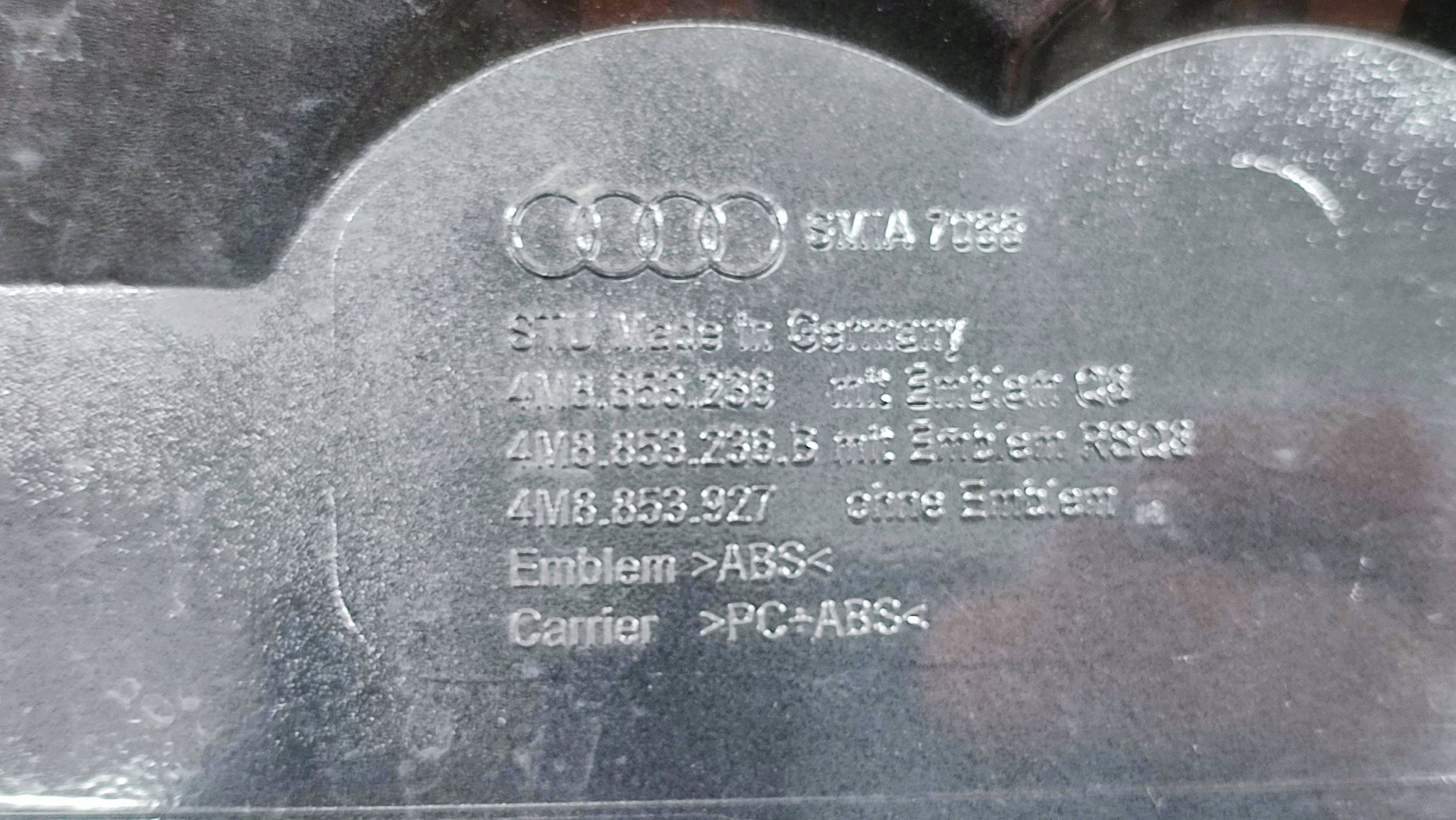 Audi Q8 listwa oświetlenie tylnej tablicy rejestracyjnej
