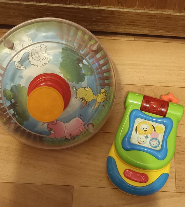 Bączek i telefon z klapką