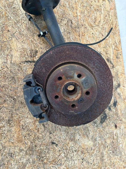 BMW X3 E83 x-drive zwrotnica przód prawa - 16422