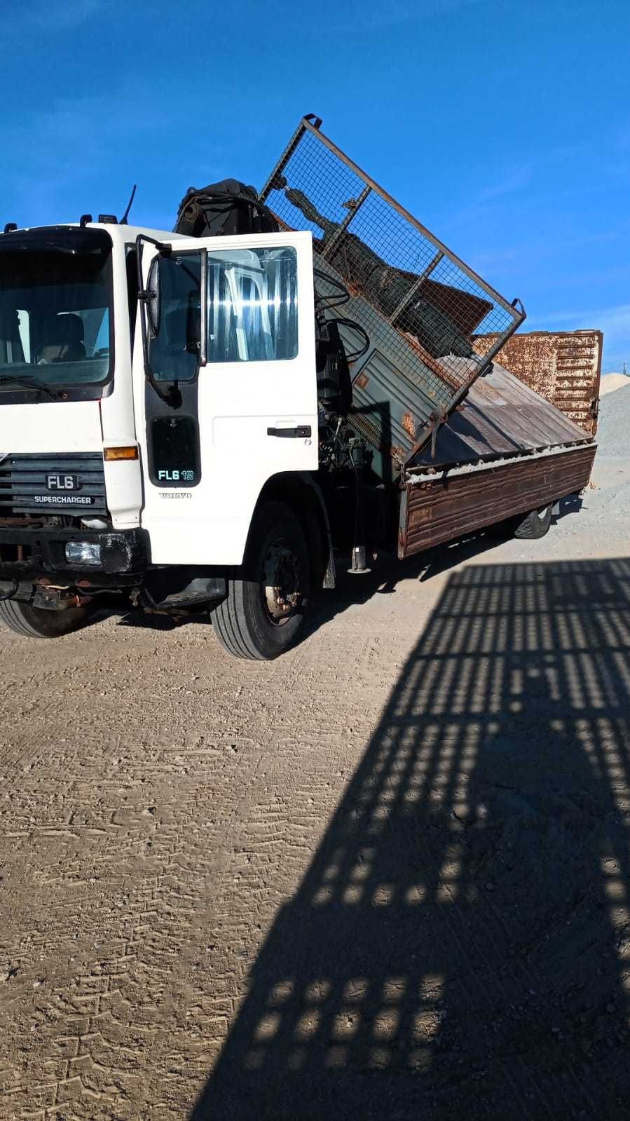 CAMIÃO VOLVO FL6 COM GRUA E RAMPA